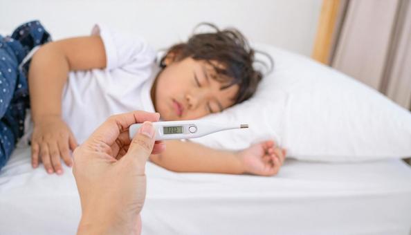 体温計を持つ母親の手と体調不良の子供 体温計を持つ母親の手と体調不良の子供の写真