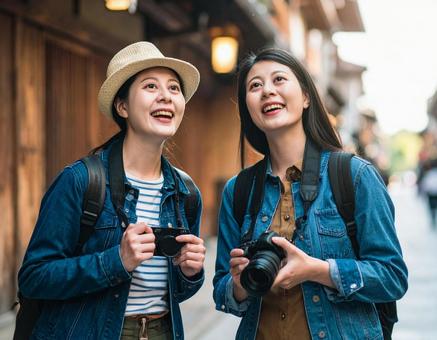 カメラを持って旅する若いカップル カメラを持って旅する若いカップルの写真