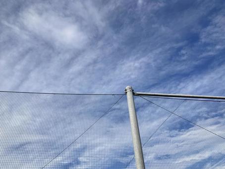 ネット越しの秋の空 ネット越しの秋の空の写真