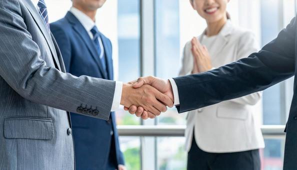 ビジネス 商談 握手の写真