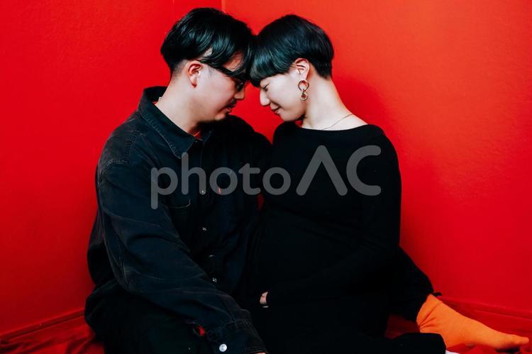 お互いの額をつける夫婦 夫婦,家族,ファミリーの写真素材