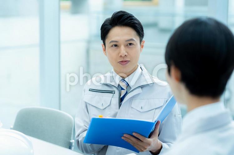 ミーティングする作業服のビジネスマン 作業服,打ち合わせ,ビジネスマンの写真素材