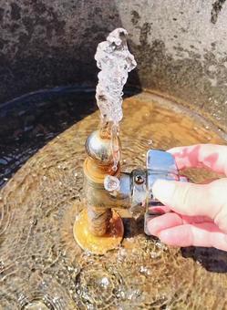 水飲み場の水を出している 水飲み場の水を出しているの写真