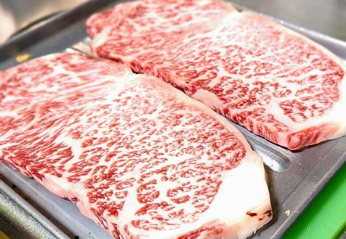 サシの入った黒毛和牛ロース肉 サシの入った黒毛和牛ロース肉の写真