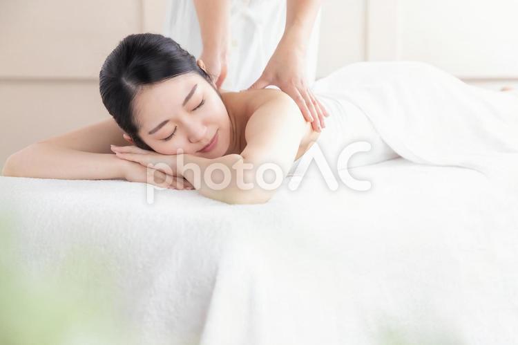 エステをする女性とエステティシャン（肩） エステ,エステティシャン,エステサロンの写真素材