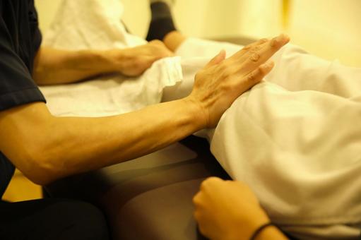 足の揉みほぐし 整骨院,押す,男性の写真素材