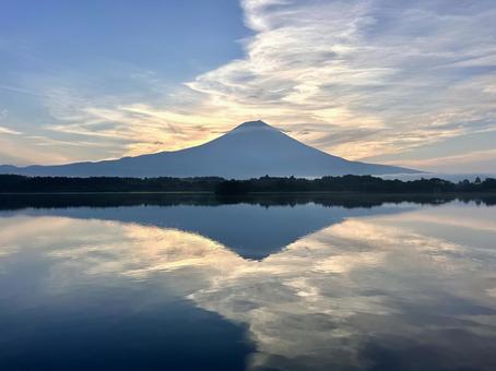 田貫湖から見る富士山と雲 田貫湖から見る富士山と雲 富士山,朝,田貫湖の写真素材