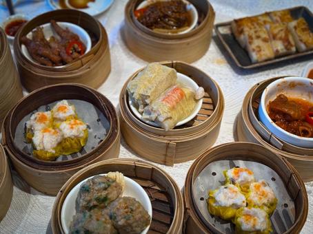 飲茶の点心を並べた華やかな中華料理の食卓 点心,飲茶,中華料理の写真素材