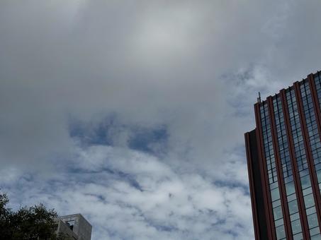 曇り空とビル 曇り空とビルの写真