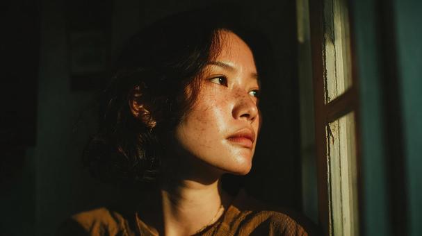 光と影の中の女性 光と影の中の女性の写真