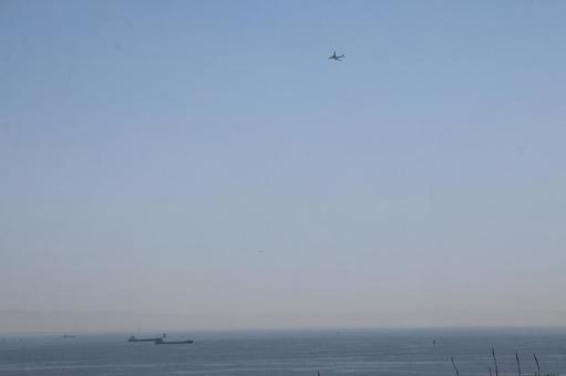 青空と飛行機と霞む山と街と船と海の風景 青空と飛行機と霞む山と街と船と海の風景 青空,飛行機,霞むの写真素材