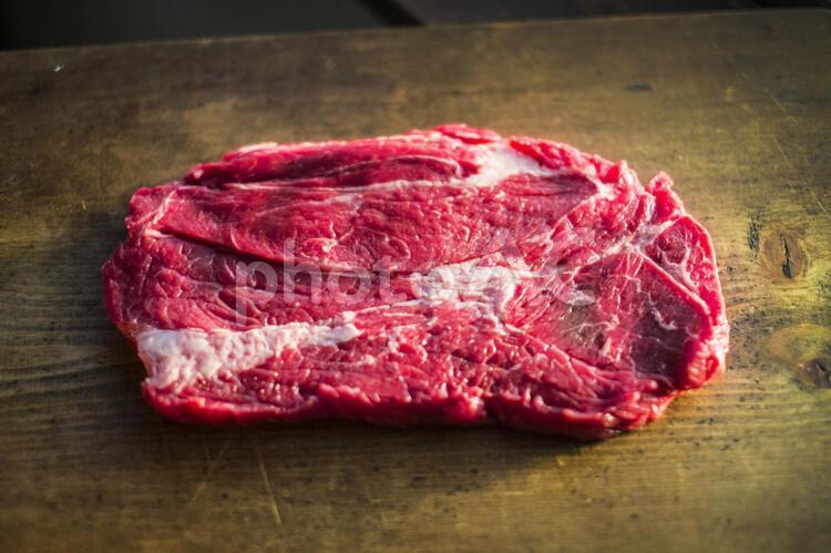 ステーキ用の肉_逆光_俯瞰 牛肉,ステーキ用,ステーキの写真素材