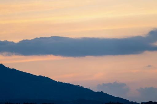 夕暮れの山並みと雲の風景 夕暮れの山並みと雲の風景 夕暮れ,夕時,夕方の写真素材