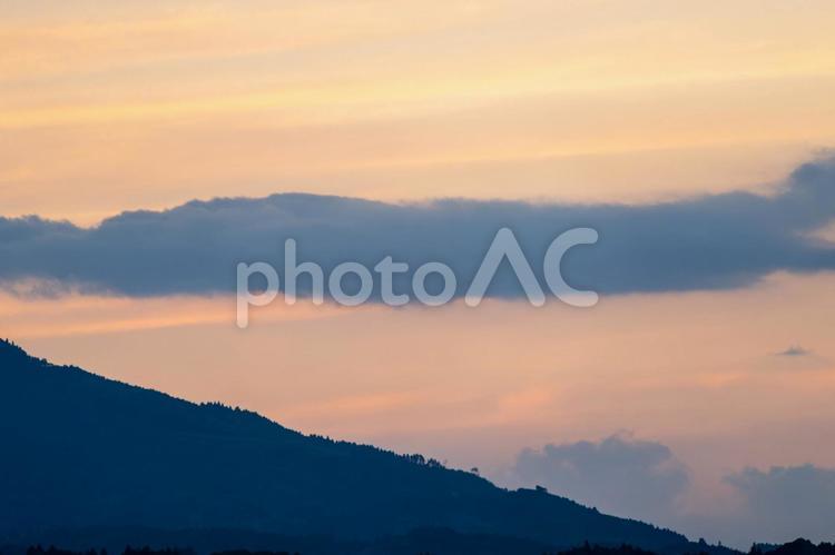 夕暮れの山並みと雲の風景 夕暮れ,夕時,夕方の写真素材