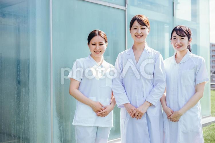 病院で働く白衣・ナース服を着た女性 病院,看護師,白衣の写真素材