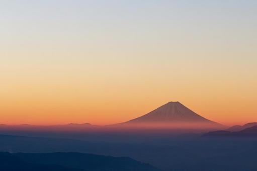 年賀状_富士山と朝焼けの空 年賀状_富士山と朝焼けの空 富士山,年賀状,正月の写真素材