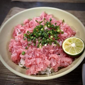 中落ち鮪タタキ丼 中落ち鮪タタキ丼の写真