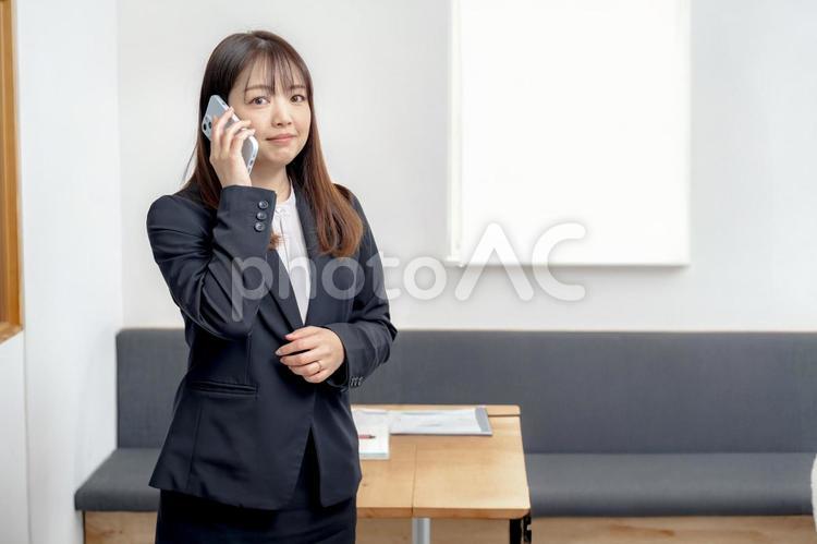 スマホと笑顔のビジネスウーマン 女性,スマホ,ビジネスの写真素材