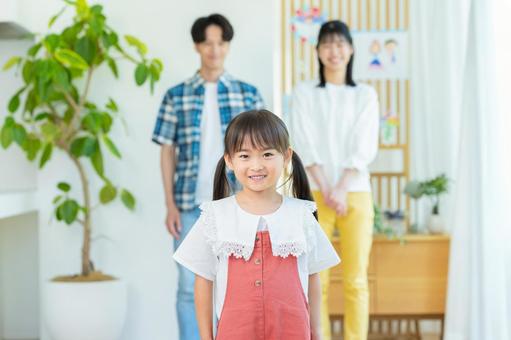 部屋で遊ぶ女の子 女の子,笑顔,子供の写真素材