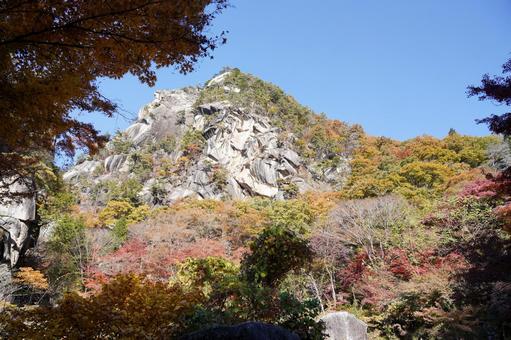 岩と紅葉のコントラスト 紅葉,秋,11月の写真素材