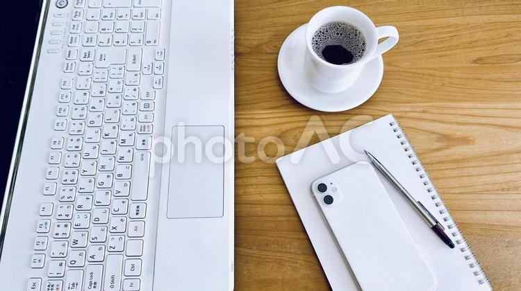 デスクワーク　コーヒータイム　休憩時間 ビジネスシーン,デスクワーク,オフィスワークの写真素材