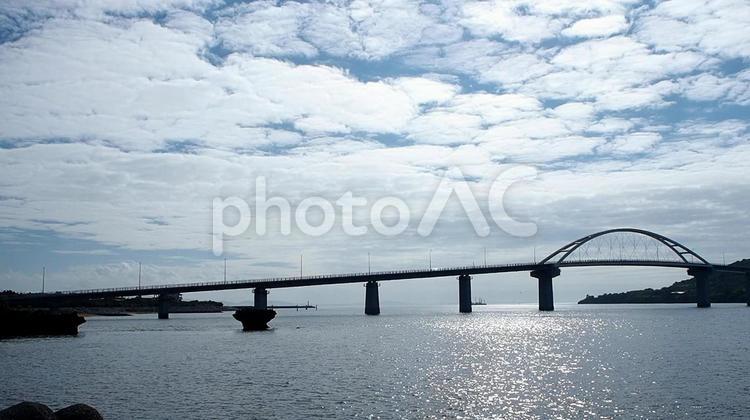 沖縄本島・瀬底大橋＆海の光の反射・本部町 沖縄本島,海,陽光の写真素材