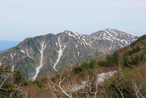 残雪の白山釈迦岳 残雪の白山釈迦岳 白山,釈迦岳,観光新道の写真素材
