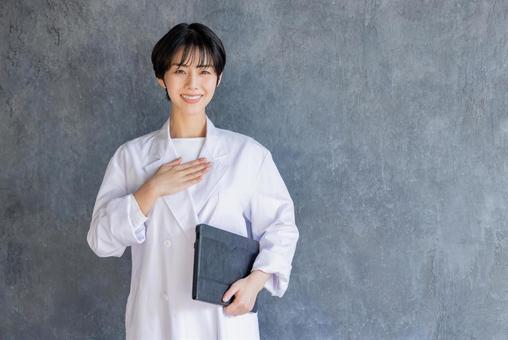 白衣の若い女性 自信・信頼 白衣の若い女性 自信・信頼 女性,医者,女医の写真素材