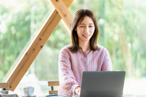 カフェで仕事をする女性・ビジネスウーマン カフェで仕事をする女性・ビジネスウーマン 女性,パソコン,ノートパソコンの写真素材