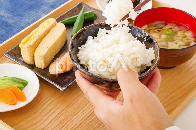 健康的な和食を食べる男性の手元 朝食,朝ごはん,日本食の写真素材