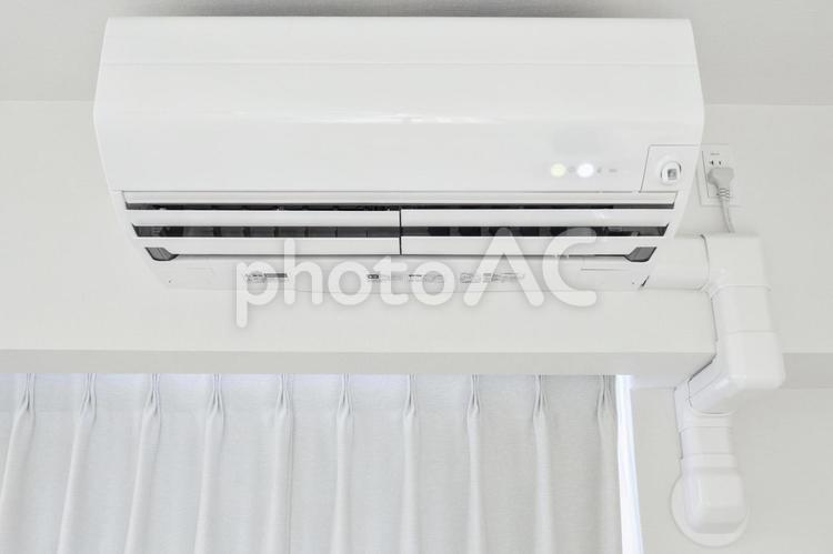 マンションのリビングに設置されたエアコン エアコン,室内,家電の写真素材