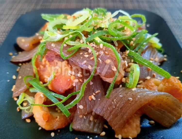 コンニャクと鶏皮の炒めもの コンニャク,蒟蒻,鶏皮の写真素材