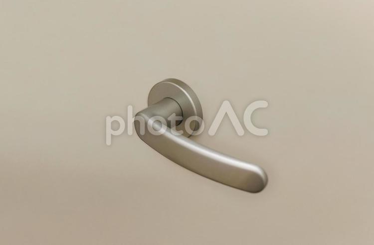 金属製のドアの取手の画像 ドアレバー,レバーハンドル,ドアの写真素材