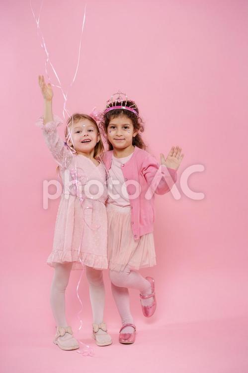 寄り添い手をあげる女の子2人 女の子,寄り添う,手をあげるの写真素材