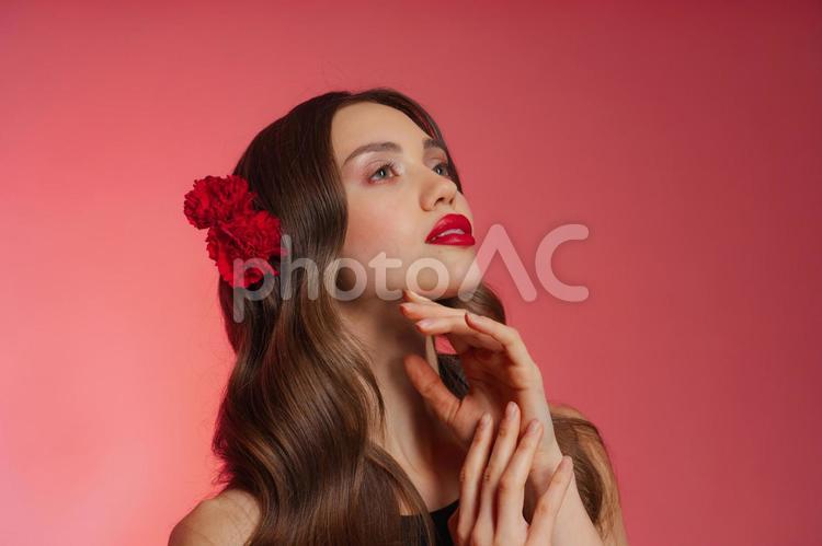 上を見てポーズする赤い口紅の女性 女性,ポーズ,見上げるの写真素材