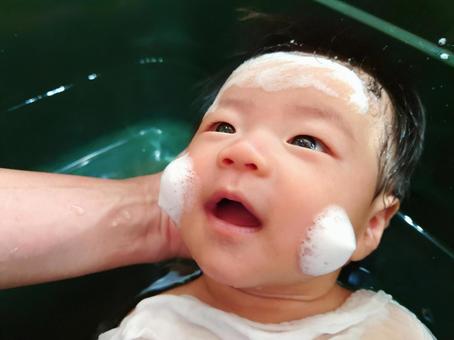 沐浴で顔を洗われる赤ちゃん② 沐浴で顔を洗われる赤ちゃん② 赤ちゃん,生まれたて,子供の写真素材