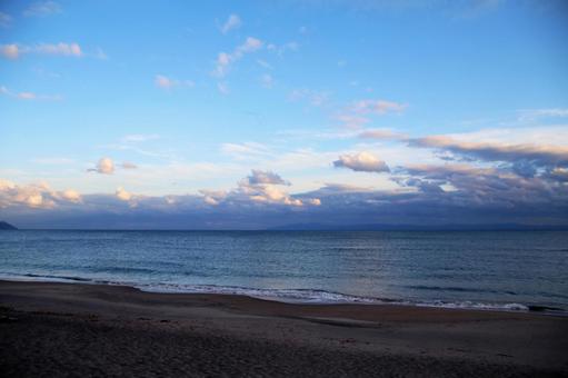 函館から見える雲に覆われた津軽海峡 海,空,自然の写真素材