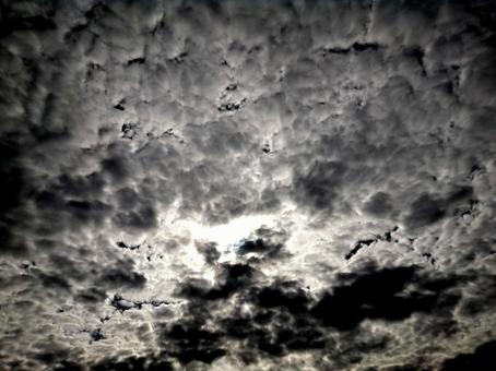 印象的な空 太陽光と雲とダークな空 印象的な空 太陽光と雲とダークな空の写真