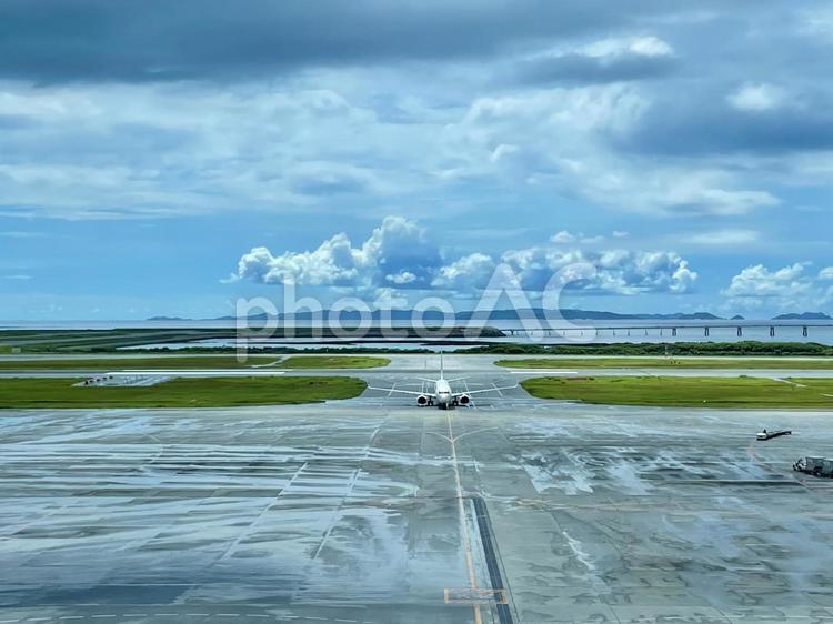 雨上がりの那覇空港エプロン 那覇空港,空港,エプロンの写真素材