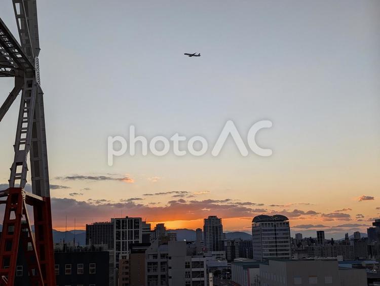 鉄塔、夕焼け、飛行機 夕陽,sunset,fukuokaの写真素材