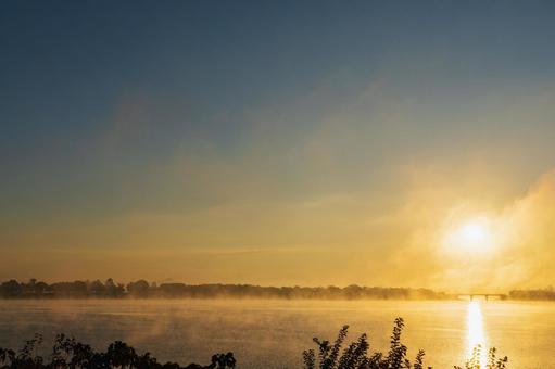 渡良瀬遊水池の日の出 朝日,太陽,キリの写真素材