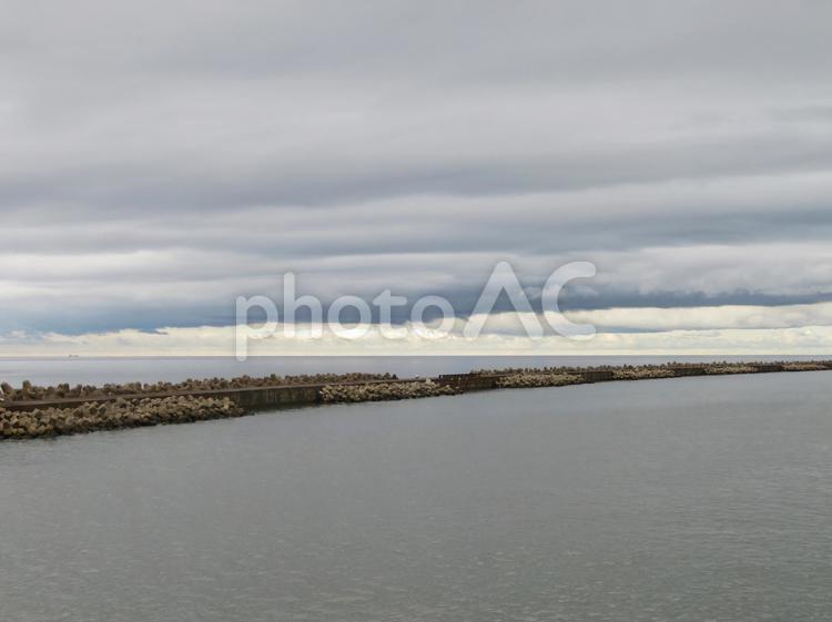 新潟港の海と防波堤 海,新潟港,雲空の写真素材