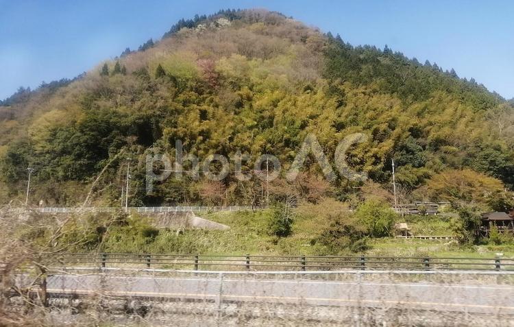 JR江尾駅付近の車窓 日野郡,江府町,山の写真素材