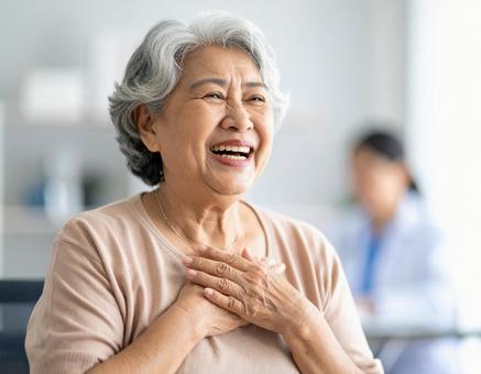 安心した表情の高齢女性と医療シーンの写真