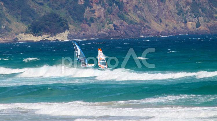 白浜海岸とウィンドサーフィン 白浜海岸,海,エメラルドグリーンの写真素材