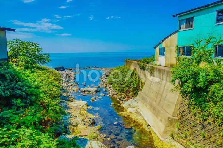 日本海の静けさと自然美 日本海,山形県,青空の写真素材