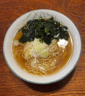 ワカメと刻みねぎの生ラーメンの昼食 ワカメと刻みねぎの生ラーメンの昼食の写真