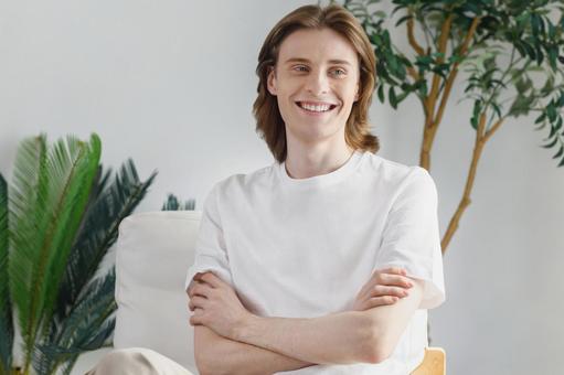 椅子に座って腕組みをする笑顔の男性 男性,外国人,欧米人の写真素材