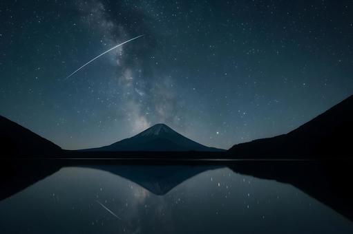 流星と富士の水鏡 流星と富士の水鏡の写真