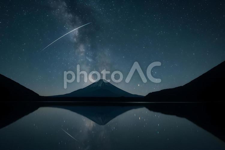 流星と富士の水鏡 富士山,星空,流星の写真素材